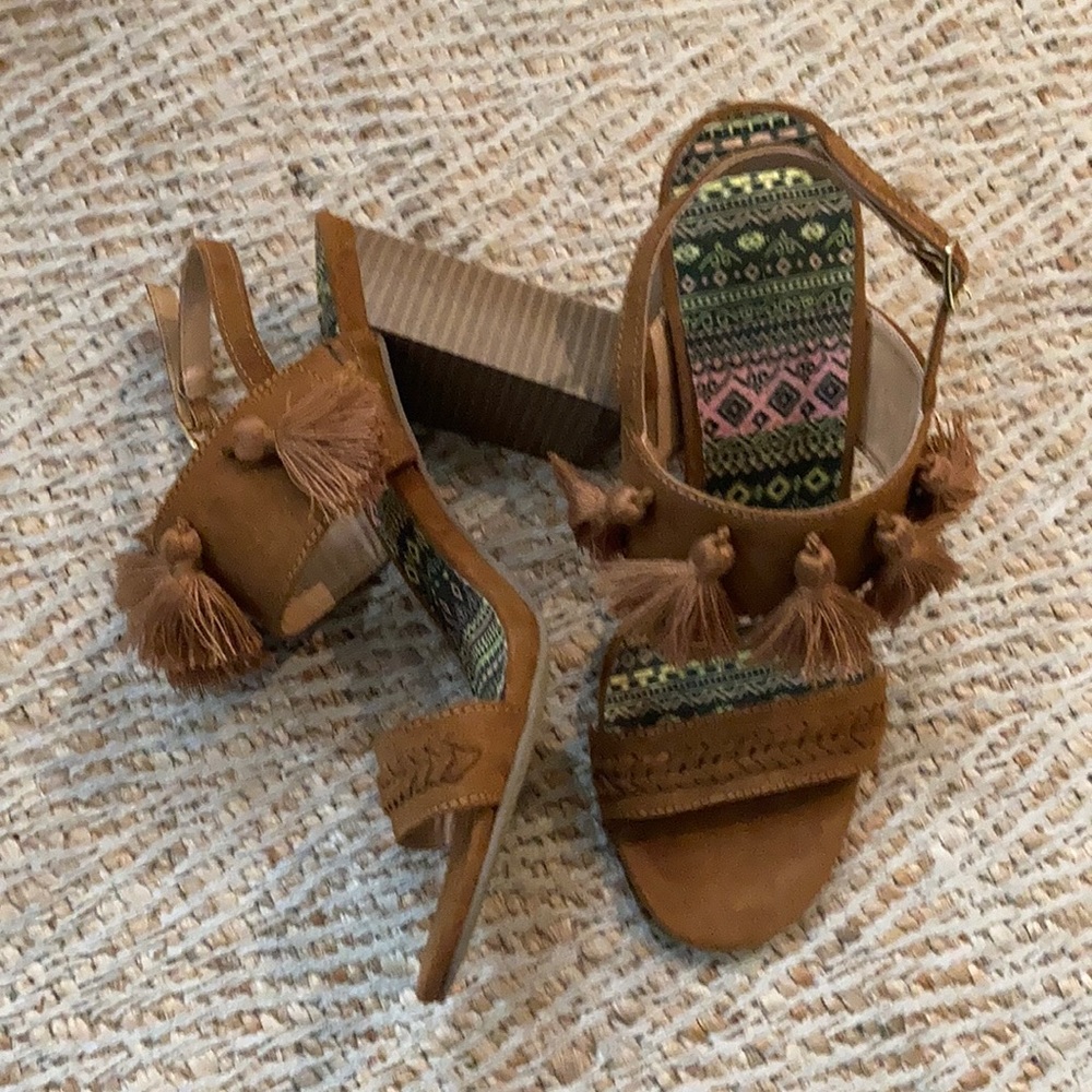 Adorable summer tasseled shoes